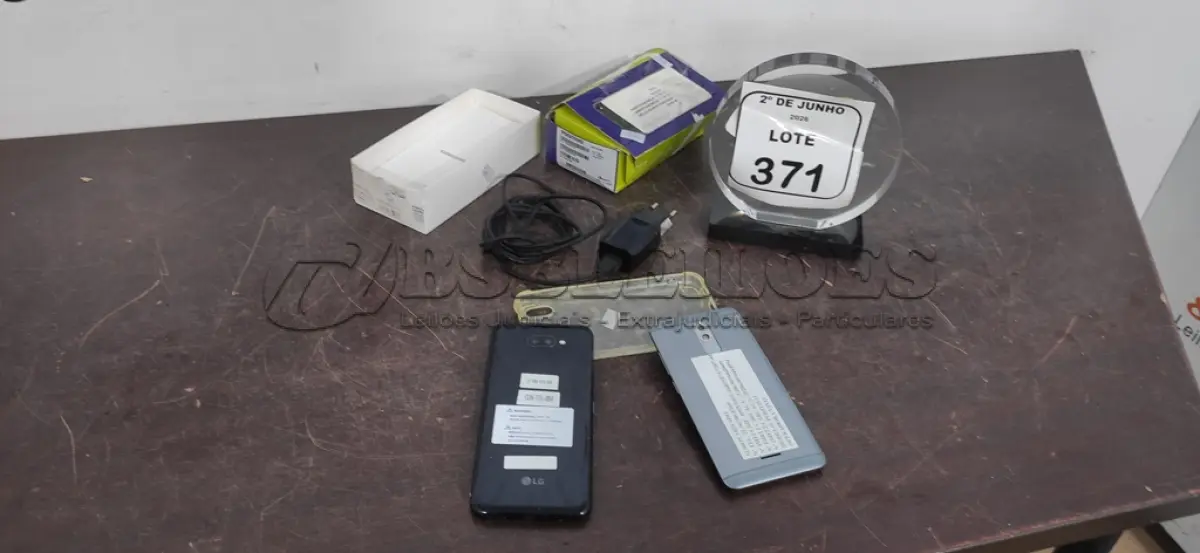 LOTE 371 - 01 CELULAR MARCA POSITIVO COM CARREGADOR E 01 CELULAR MARCA LG SEM CARREGADOR. (NO ESTADO) ATENÇÃO! FAZER A VISITAÇÃO ANTES DE ARREMATAR, NÃO SABEMOS SE FUNCIONA, LEILÃO NÃO TEM GARANTIA E NEM DEVOLUÇÃO, SUJEITO A POSSÍVEIS AVARIAS VISÍVEIS/OCULTAS E/OU AUSÊNCIA DE COMPONENTES.