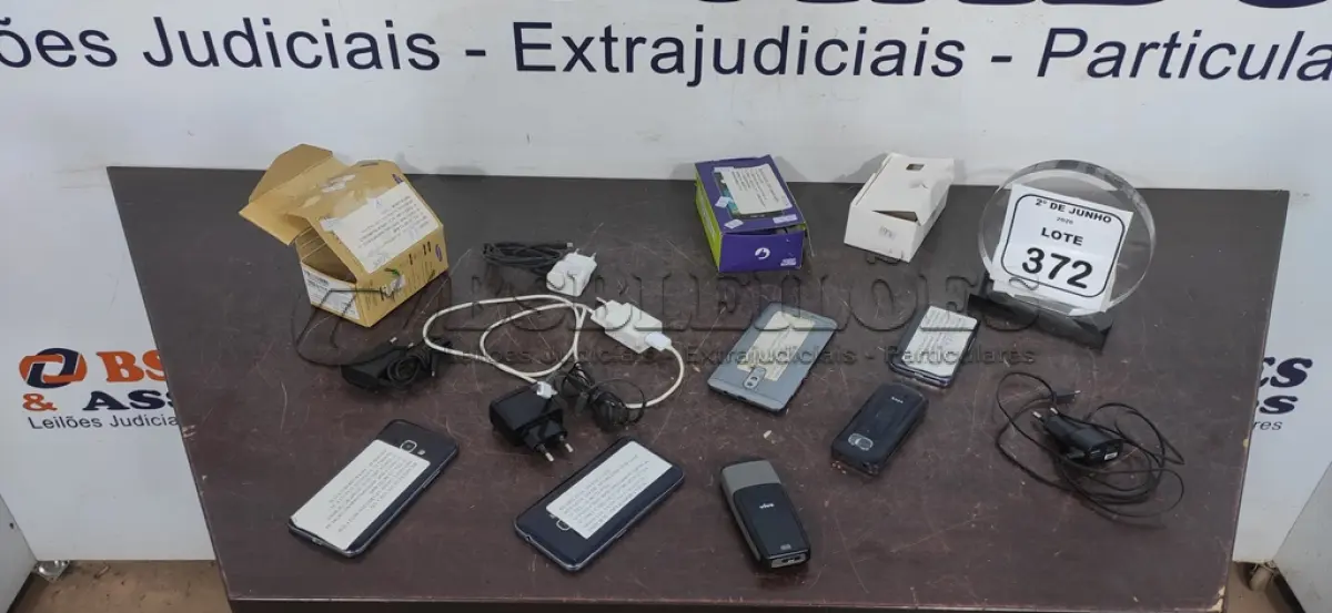 LOTE 372 - 06 CELULARES DE MARCAS E MODELOS DIVERSOS COM 05 CARREGADOR. (NO ESTADO) ATENÇÃO! FAZER A VISITAÇÃO ANTES DE ARREMATAR, NÃO SABEMOS SE FUNCIONA, LEILÃO NÃO TEM GARANTIA E NEM DEVOLUÇÃO, SUJEITO A POSSÍVEIS AVARIAS VISÍVEIS/OCULTAS E/OU AUSÊNCIA DE COMPONENTES.