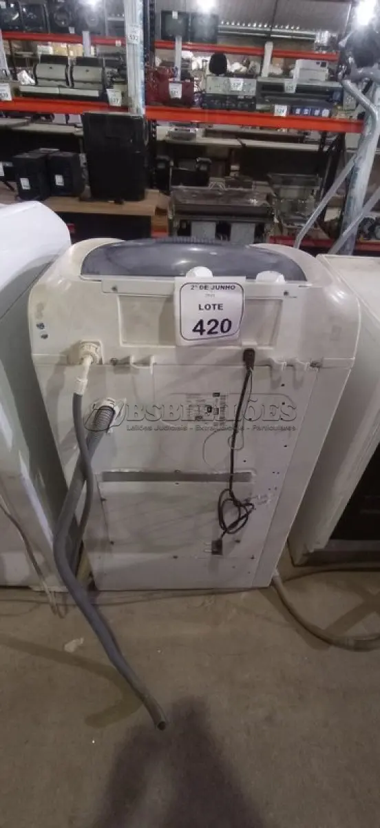 LOTE 420 - 01 MÁQUINA DE LAVAR MODELO LTE06 220V MARCA ELECTROLUX. (NO ESTADO) ATENÇÃO! FAZER A VISITAÇÃO ANTES DE ARREMATAR, NÃO SABEMOS SE FUNCIONA, LEILÃO NÃO TEM GARANTIA E NEM DEVOLUÇÃO, SUJEITO A POSSÍVEIS AVARIAS VISÍVEIS/OCULTAS E/OU AUSÊNCIA DE COMPONENTES.