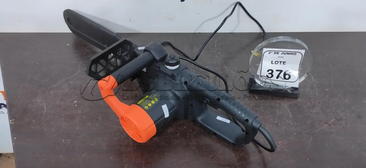 LOTE 376 - 01 MOTOSSERRA ELÉTRICA 220V MARCA BOMVINK. (NO ESTADO) ATENÇÃO! FAZER A VISITAÇÃO ANTES DE ARREMATAR, NÃO SABEMOS SE FUNCIONA, LEILÃO NÃO TEM GARANTIA E NEM DEVOLUÇÃO, SUJEITO A POSSÍVEIS AVARIAS VISÍVEIS/OCULTAS E/OU AUSÊNCIA DE COMPONENTES.