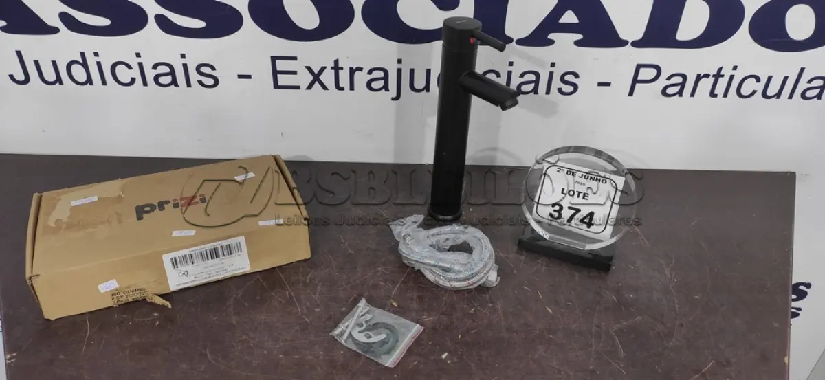 LOTE 374 - 01 TORNEIRA MISTURADOR MARCA PRIZI COM ACESSÓRIOS. (NO ESTADO) ATENÇÃO! FAZER A VISITAÇÃO ANTES DE ARREMATAR, NÃO SABEMOS SE FUNCIONA, LEILÃO NÃO TEM GARANTIA E NEM DEVOLUÇÃO, SUJEITO A POSSÍVEIS AVARIAS VISÍVEIS/OCULTAS E/OU AUSÊNCIA DE COMPONENTES.