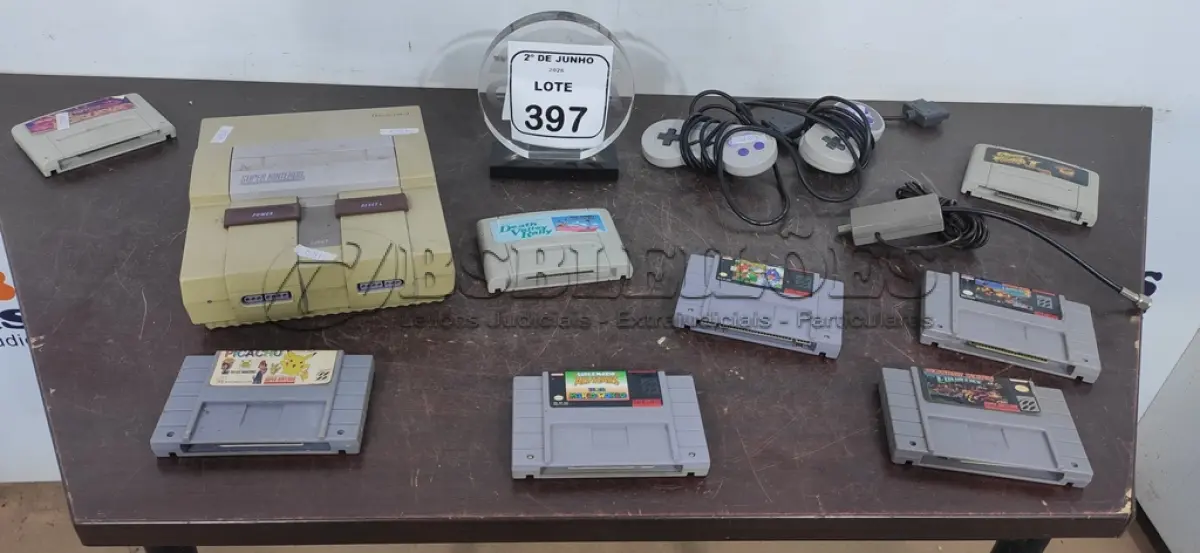 LOTE 397 - 01 NINTENDO 02 CONTROLES COM CABOS E 08 JOGOS. (NO ESTADO) ATENÇÃO! FAZER A VISITAÇÃO ANTES DE ARREMATAR, NÃO SABEMOS SE FUNCIONA, LEILÃO NÃO TEM GARANTIA E NEM DEVOLUÇÃO, SUJEITO A POSSÍVEIS AVARIAS VISÍVEIS/OCULTAS E/OU AUSÊNCIA DE COMPONENTES.
