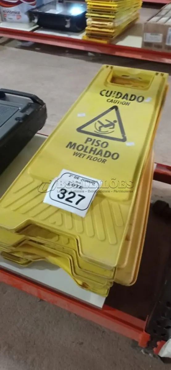 LOTE 327 - 10 PLACAS DE AVISO PARA PISOS MOLHADOS. (NO ESTADO) ATENÇÃO! FAZER A VISITAÇÃO ANTES DE ARREMATAR, NÃO SABEMOS SE FUNCIONA, LEILÃO NÃO TEM GARANTIA E NEM DEVOLUÇÃO, SUJEITO A POSSÍVEIS AVARIAS VISÍVEIS/OCULTAS E/OU AUSÊNCIA DE COMPONENTES.