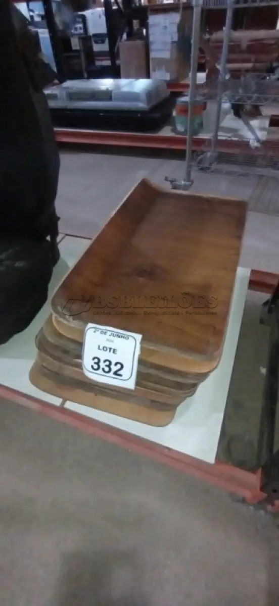 LOTE 332 - 20 PLACAS DE MADEIRA. (NO ESTADO) ATENÇÃO! FAZER A VISITAÇÃO ANTES DE ARREMATAR, NÃO SABEMOS SE FUNCIONA, LEILÃO NÃO TEM GARANTIA E NEM DEVOLUÇÃO, SUJEITO A POSSÍVEIS AVARIAS VISÍVEIS/OCULTAS E/OU AUSÊNCIA DE COMPONENTES.