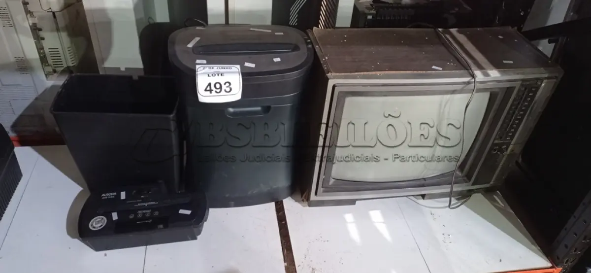 LOTE 493 - 01 FRAGMENTADORA MODELO HG14 MARCA ROYAL, 01 FRAGMENTADORA MODELO AS810SD MARCA AURORA E 01 TV DE TUBO ANTIGA COM CONTROLE MARCA MITSUBISHI. (NO ESTADO) ATENÇÃO! FAZER A VISITAÇÃO ANTES DE ARREMATAR, NÃO SABEMOS SE FUNCIONA, LEILÃO NÃO TEM GARANTIA E NEM DEVOLUÇÃO, SUJEITO A POSSÍVEIS AVARIAS VISÍVEIS/OCULTAS E/OU AUSÊNCIA DE COMPONENTES.