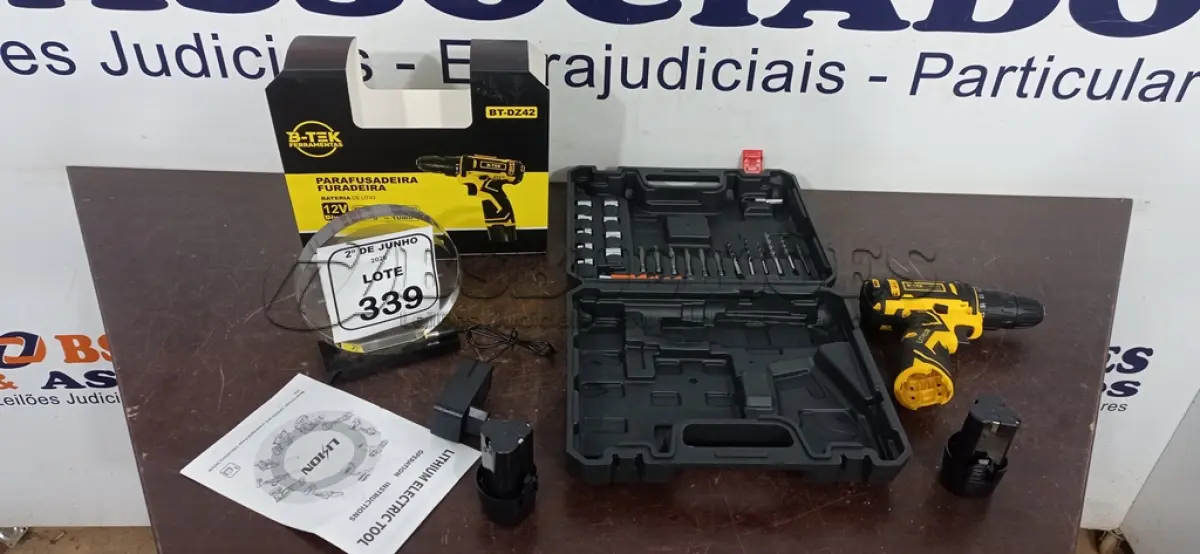 LOTE 339 - 01 PARAFUSADEIRA COM 02 BATERIAS 12V COM MALETA E ACESSÓRIOS (NOVO). (NO ESTADO) ATENÇÃO! FAZER A VISITAÇÃO ANTES DE ARREMATAR, NÃO SABEMOS SE FUNCIONA, LEILÃO NÃO TEM GARANTIA E NEM DEVOLUÇÃO, SUJEITO A POSSÍVEIS AVARIAS VISÍVEIS/OCULTAS E/OU AUSÊNCIA DE COMPONENTES.