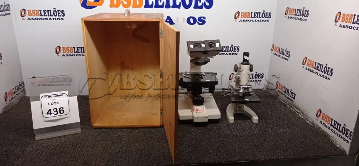 LOTE 436 - 02 MICROSCÓPIOS E 01 BAÚ DE MADEIRA PEQUENO. (NO ESTADO) ATENÇÃO! FAZER A VISITAÇÃO ANTES DE ARREMATAR, NÃO SABEMOS SE FUNCIONA, LEILÃO NÃO TEM GARANTIA E NEM DEVOLUÇÃO, SUJEITO A POSSÍVEIS AVARIAS VISÍVEIS/OCULTAS E/OU AUSÊNCIA DE COMPONENTES.