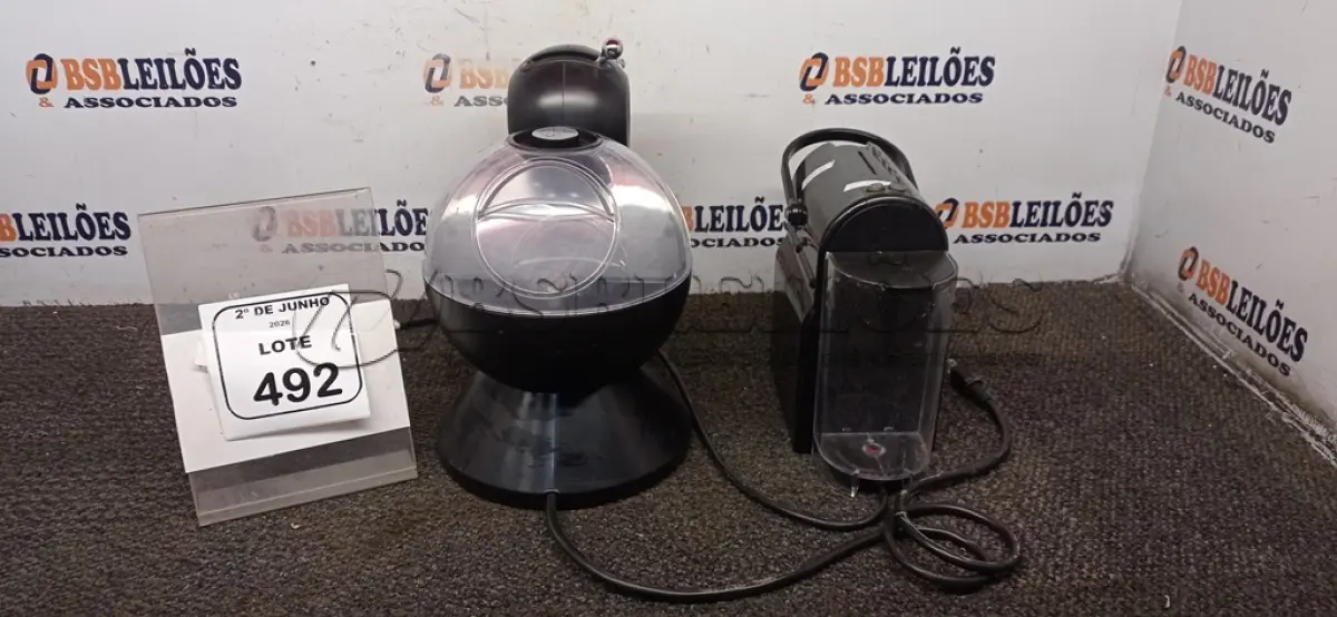 LOTE 492 - 01 CAFETEIRA MODELO NESPRESSO E 01 CAFETEIRA MODELO DOLCE GUSTO MARCA ARNO. (NO ESTADO) ATENÇÃO! FAZER A VISITAÇÃO ANTES DE ARREMATAR, NÃO SABEMOS SE FUNCIONA, LEILÃO NÃO TEM GARANTIA E NEM DEVOLUÇÃO, SUJEITO A POSSÍVEIS AVARIAS VISÍVEIS/OCULTAS E/OU AUSÊNCIA DE COMPONENTES.