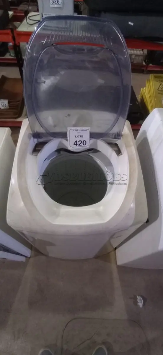 LOTE 420 - 01 MÁQUINA DE LAVAR MODELO LTE06 220V MARCA ELECTROLUX. (NO ESTADO) ATENÇÃO! FAZER A VISITAÇÃO ANTES DE ARREMATAR, NÃO SABEMOS SE FUNCIONA, LEILÃO NÃO TEM GARANTIA E NEM DEVOLUÇÃO, SUJEITO A POSSÍVEIS AVARIAS VISÍVEIS/OCULTAS E/OU AUSÊNCIA DE COMPONENTES.