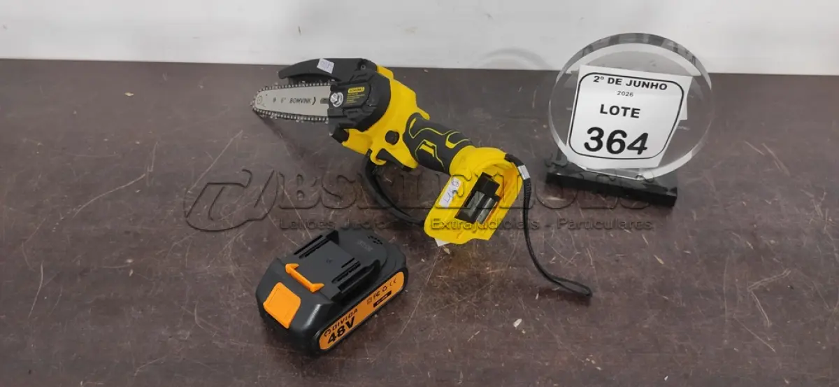 LOTE 364 - 01 MINI SERRA ELÉTRICA MARCA BOMVINK. (NO ESTADO) ATENÇÃO! FAZER A VISITAÇÃO ANTES DE ARREMATAR, NÃO SABEMOS SE FUNCIONA, LEILÃO NÃO TEM GARANTIA E NEM DEVOLUÇÃO, SUJEITO A POSSÍVEIS AVARIAS VISÍVEIS/OCULTAS E/OU AUSÊNCIA DE COMPONENTES.