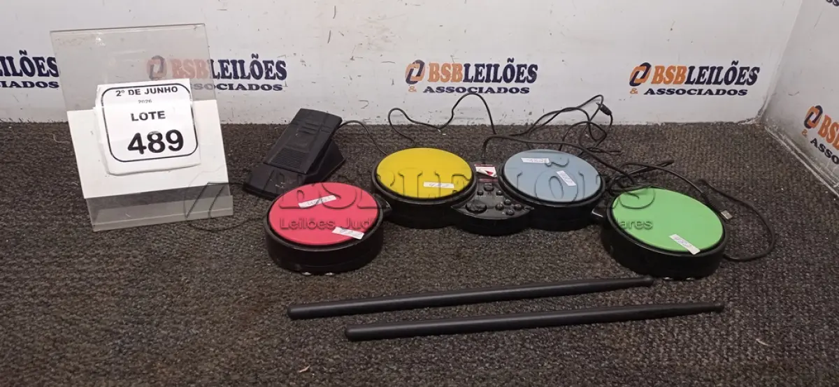 LOTE 489 - 01 MINI BATERIA ROCK BAND MARCA LEADERSHIP GAMER. (NO ESTADO) ATENÇÃO! FAZER A VISITAÇÃO ANTES DE ARREMATAR, NÃO SABEMOS SE FUNCIONA, LEILÃO NÃO TEM GARANTIA E NEM DEVOLUÇÃO, SUJEITO A POSSÍVEIS AVARIAS VISÍVEIS/OCULTAS E/OU AUSÊNCIA DE COMPONENTES.