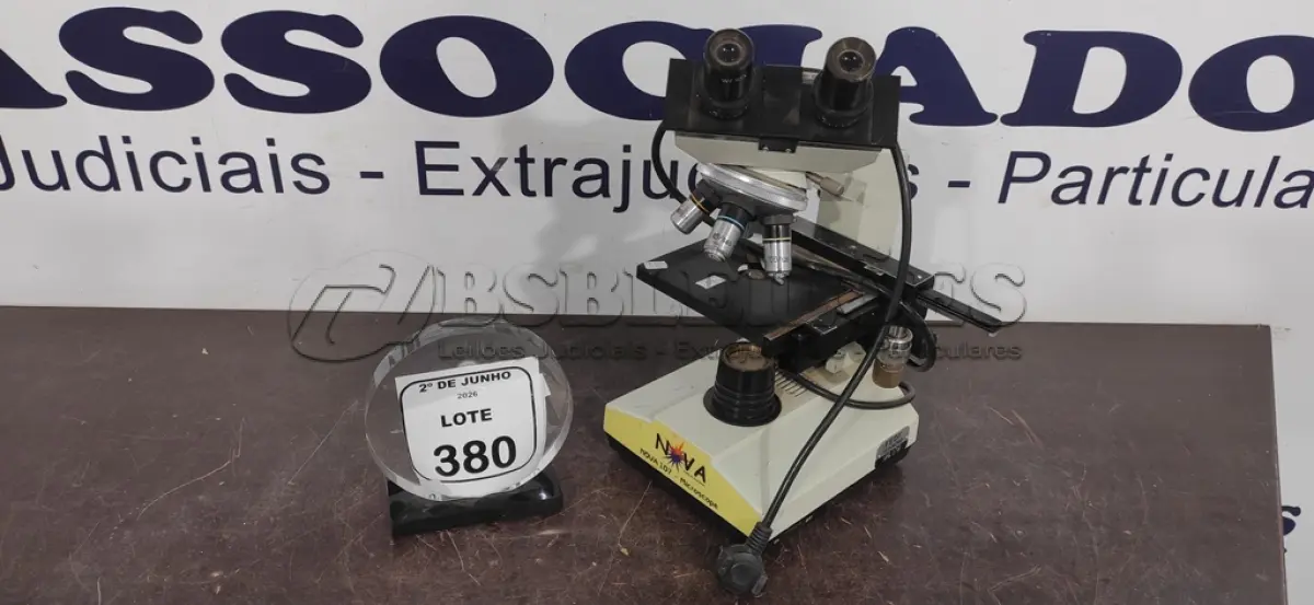 LOTE 380 - 01 MICROSCÓPIO. (NO ESTADO) ATENÇÃO! FAZER A VISITAÇÃO ANTES DE ARREMATAR, NÃO SABEMOS SE FUNCIONA, LEILÃO NÃO TEM GARANTIA E NEM DEVOLUÇÃO, SUJEITO A POSSÍVEIS AVARIAS VISÍVEIS/OCULTAS E/OU AUSÊNCIA DE COMPONENTES.