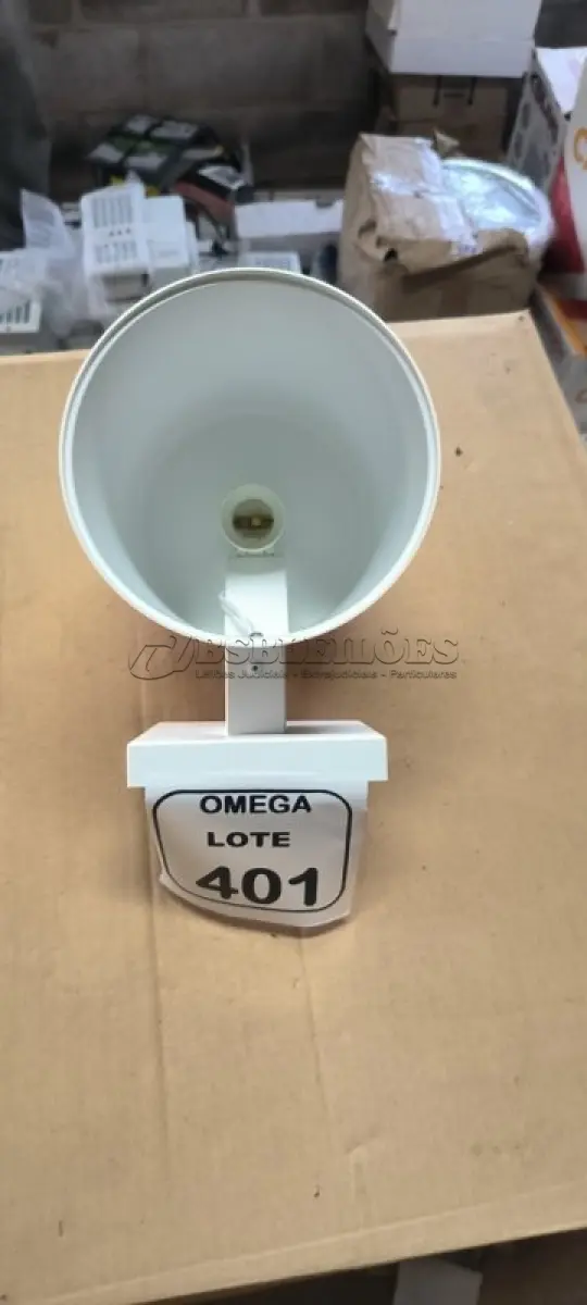 LOTE 401 - ARANDELA DIRECIONAL EXTERNA FACHO SIMPLES BRANCA. (NO ESTADO EM QUE SE ENCONTRA. SUJEITO A AVARIAS OCULTAS/VISÍVEIS.)