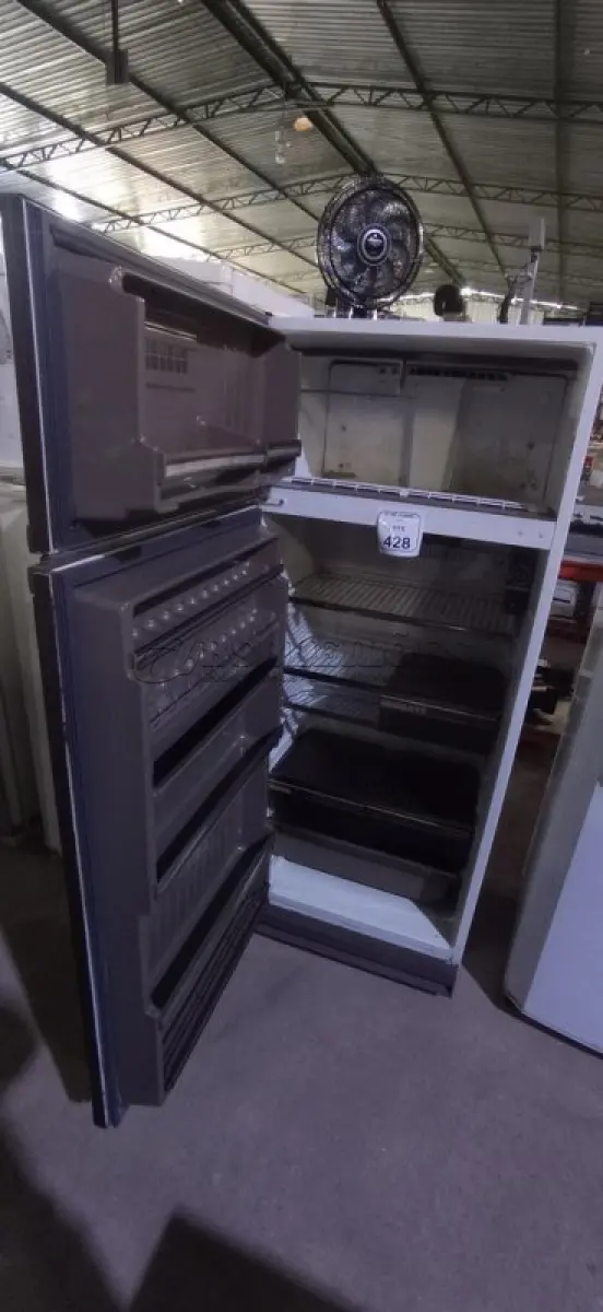 LOTE 428 - 01 GELADEIRA MODELO BRM42D20 220V MARCA BRASTEMP. (NO ESTADO) ATENÇÃO! FAZER A VISITAÇÃO ANTES DE ARREMATAR, NÃO SABEMOS SE FUNCIONA, LEILÃO NÃO TEM GARANTIA E NEM DEVOLUÇÃO, SUJEITO A POSSÍVEIS AVARIAS VISÍVEIS/OCULTAS E/OU AUSÊNCIA DE COMPONENTES.