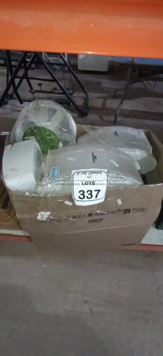 LOTE 337 - 01 CAIXA COM VÁRIOS DISPENSES E GRANDE QUANTIDADE DE SUPORTES DE PAREDE COM PARAFUSOS. (NO ESTADO) ATENÇÃO! FAZER A VISITAÇÃO ANTES DE ARREMATAR, NÃO SABEMOS SE FUNCIONA, LEILÃO NÃO TEM GARANTIA E NEM DEVOLUÇÃO, SUJEITO A POSSÍVEIS AVARIAS VISÍVEIS/OCULTAS E/OU AUSÊNCIA DE COMPONENTES.