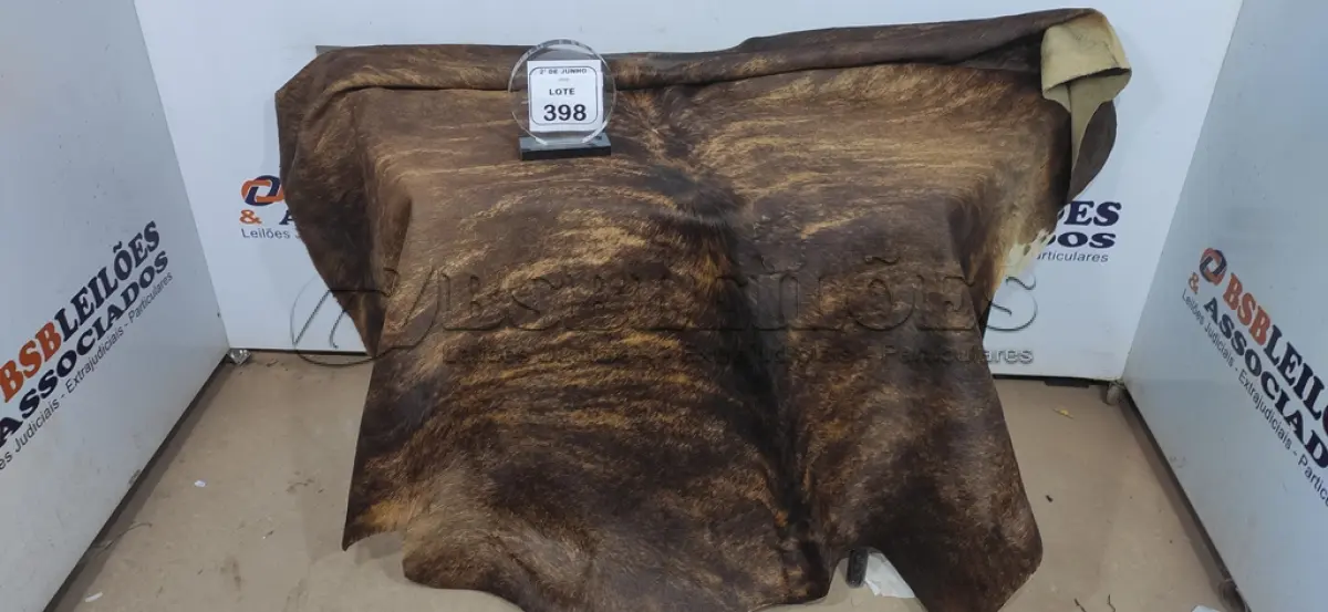 LOTE 398 - 01 TAPETE DE COURO LEGITIMO 225X185CM. (NO ESTADO) ATENÇÃO! FAZER A VISITAÇÃO ANTES DE ARREMATAR, NÃO SABEMOS SE FUNCIONA, LEILÃO NÃO TEM GARANTIA E NEM DEVOLUÇÃO, SUJEITO A POSSÍVEIS AVARIAS VISÍVEIS/OCULTAS E/OU AUSÊNCIA DE COMPONENTES.