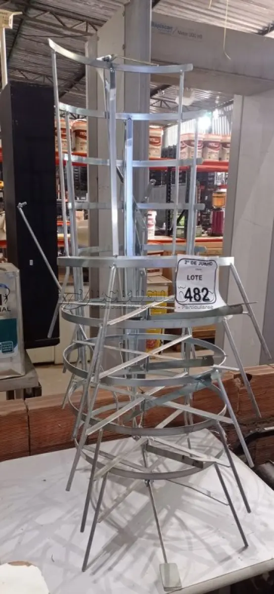 LOTE 482 - 05 SUPORTES DE FERRO PARA LIXEIRAS. (NO ESTADO) ATENÇÃO! FAZER A VISITAÇÃO ANTES DE ARREMATAR, NÃO SABEMOS SE FUNCIONA, LEILÃO NÃO TEM GARANTIA E NEM DEVOLUÇÃO, SUJEITO A POSSÍVEIS AVARIAS VISÍVEIS/OCULTAS E/OU AUSÊNCIA DE COMPONENTES.