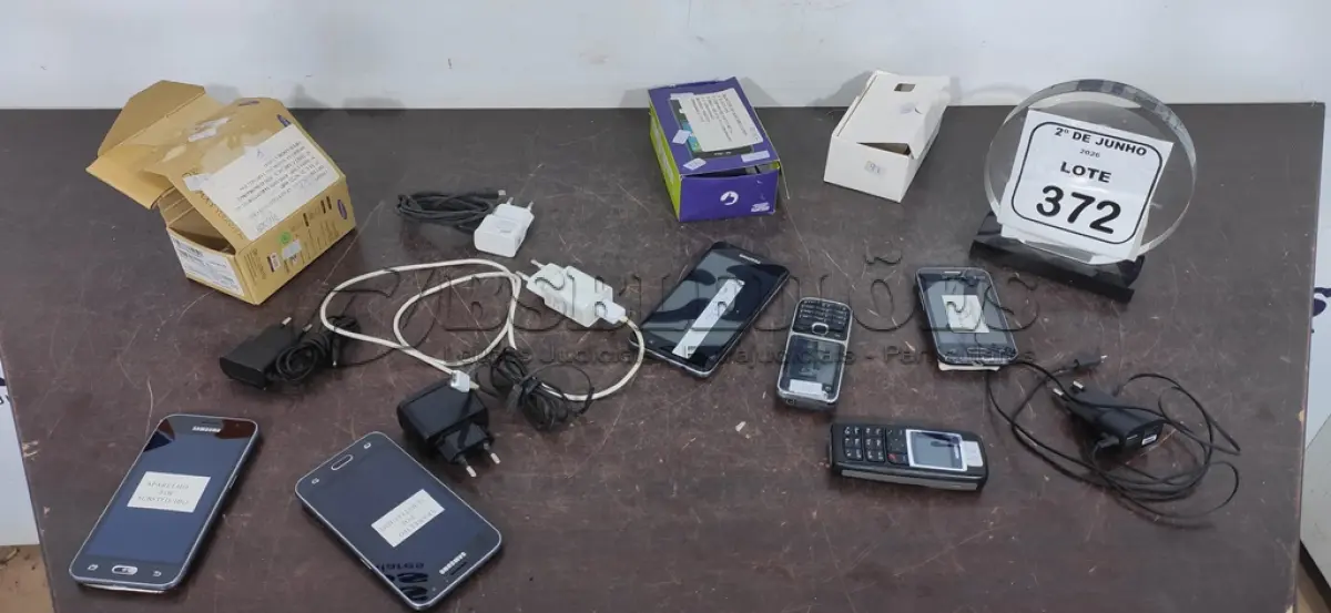 LOTE 372 - 06 CELULARES DE MARCAS E MODELOS DIVERSOS COM 05 CARREGADOR. (NO ESTADO) ATENÇÃO! FAZER A VISITAÇÃO ANTES DE ARREMATAR, NÃO SABEMOS SE FUNCIONA, LEILÃO NÃO TEM GARANTIA E NEM DEVOLUÇÃO, SUJEITO A POSSÍVEIS AVARIAS VISÍVEIS/OCULTAS E/OU AUSÊNCIA DE COMPONENTES.