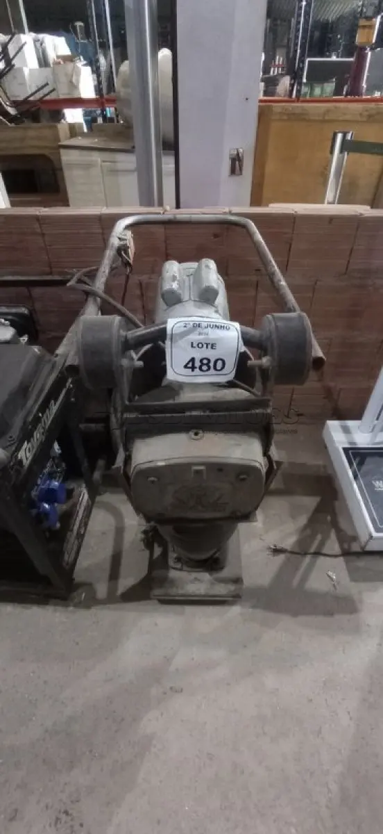 LOTE 481 - 01 GERADOR A DIESEL MODELO TWGD180E MARCA TOYAMA. (NO ESTADO) ATENÇÃO! FAZER A VISITAÇÃO ANTES DE ARREMATAR, NÃO SABEMOS SE FUNCIONA, LEILÃO NÃO TEM GARANTIA E NEM DEVOLUÇÃO, SUJEITO A POSSÍVEIS AVARIAS VISÍVEIS/OCULTAS E/OU AUSÊNCIA DE COMPONENTES.