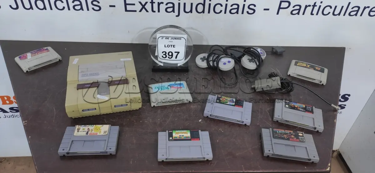 LOTE 397 - 01 NINTENDO 02 CONTROLES COM CABOS E 08 JOGOS. (NO ESTADO) ATENÇÃO! FAZER A VISITAÇÃO ANTES DE ARREMATAR, NÃO SABEMOS SE FUNCIONA, LEILÃO NÃO TEM GARANTIA E NEM DEVOLUÇÃO, SUJEITO A POSSÍVEIS AVARIAS VISÍVEIS/OCULTAS E/OU AUSÊNCIA DE COMPONENTES.