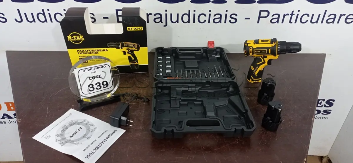 LOTE 339 - 01 PARAFUSADEIRA COM 02 BATERIAS 12V COM MALETA E ACESSÓRIOS (NOVO). (NO ESTADO) ATENÇÃO! FAZER A VISITAÇÃO ANTES DE ARREMATAR, NÃO SABEMOS SE FUNCIONA, LEILÃO NÃO TEM GARANTIA E NEM DEVOLUÇÃO, SUJEITO A POSSÍVEIS AVARIAS VISÍVEIS/OCULTAS E/OU AUSÊNCIA DE COMPONENTES.