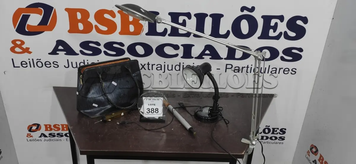 LOTE 388 - 01 BOLSA, 02 BOMBAS DE ENCHER BOLA E 02 LUMINÁRIAS DE MESA. (NO ESTADO) ATENÇÃO! FAZER A VISITAÇÃO ANTES DE ARREMATAR, NÃO SABEMOS SE FUNCIONA, LEILÃO NÃO TEM GARANTIA E NEM DEVOLUÇÃO, SUJEITO A POSSÍVEIS AVARIAS VISÍVEIS/OCULTAS E/OU AUSÊNCIA DE COMPONENTES.