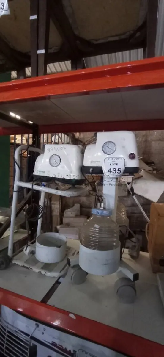 LOTE 435 - 02 ASPIRADORES CIRÚRGICOS. (NO ESTADO) ATENÇÃO! FAZER A VISITAÇÃO ANTES DE ARREMATAR, NÃO SABEMOS SE FUNCIONA, LEILÃO NÃO TEM GARANTIA E NEM DEVOLUÇÃO, SUJEITO A POSSÍVEIS AVARIAS VISÍVEIS/OCULTAS E/OU AUSÊNCIA DE COMPONENTES.