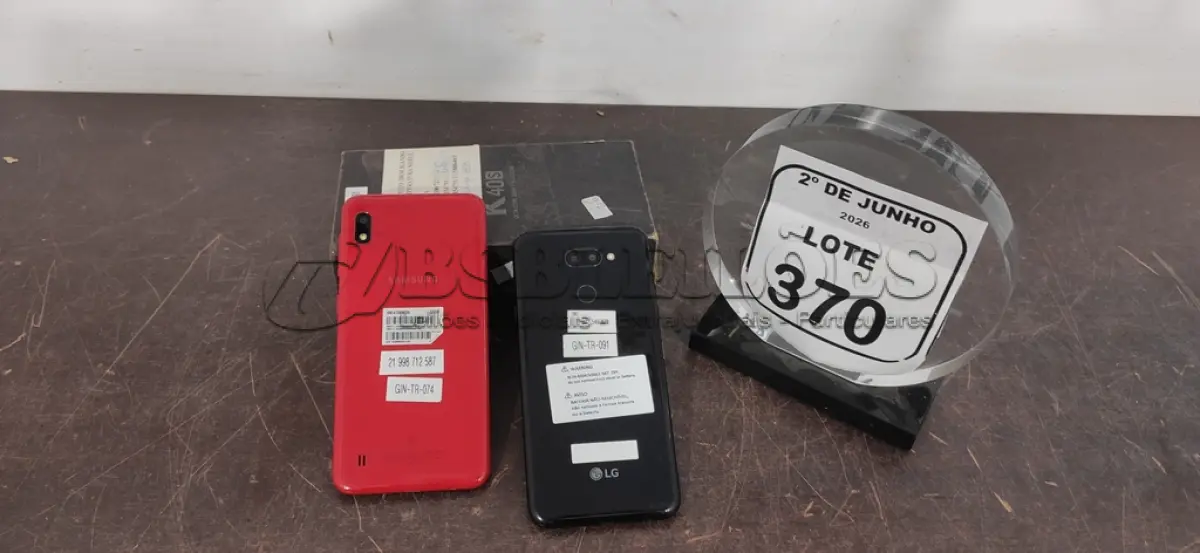 LOTE 370 - 02 CELULARES MARCAS SAMSUNG E LG SEM CARREGADOR. (NO ESTADO) ATENÇÃO! FAZER A VISITAÇÃO ANTES DE ARREMATAR, NÃO SABEMOS SE FUNCIONA, LEILÃO NÃO TEM GARANTIA E NEM DEVOLUÇÃO, SUJEITO A POSSÍVEIS AVARIAS VISÍVEIS/OCULTAS E/OU AUSÊNCIA DE COMPONENTES.