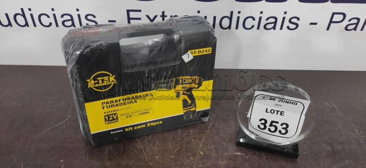 LOTE 353 - 01 PARAFUSADEIRA COM 02 BATERIAS 12V COM MALETA E ACESSÓRIOS (NOVO). (NO ESTADO) ATENÇÃO! FAZER A VISITAÇÃO ANTES DE ARREMATAR, NÃO SABEMOS SE FUNCIONA, LEILÃO NÃO TEM GARANTIA E NEM DEVOLUÇÃO, SUJEITO A POSSÍVEIS AVARIAS VISÍVEIS/OCULTAS E/OU AUSÊNCIA DE COMPONENTES.