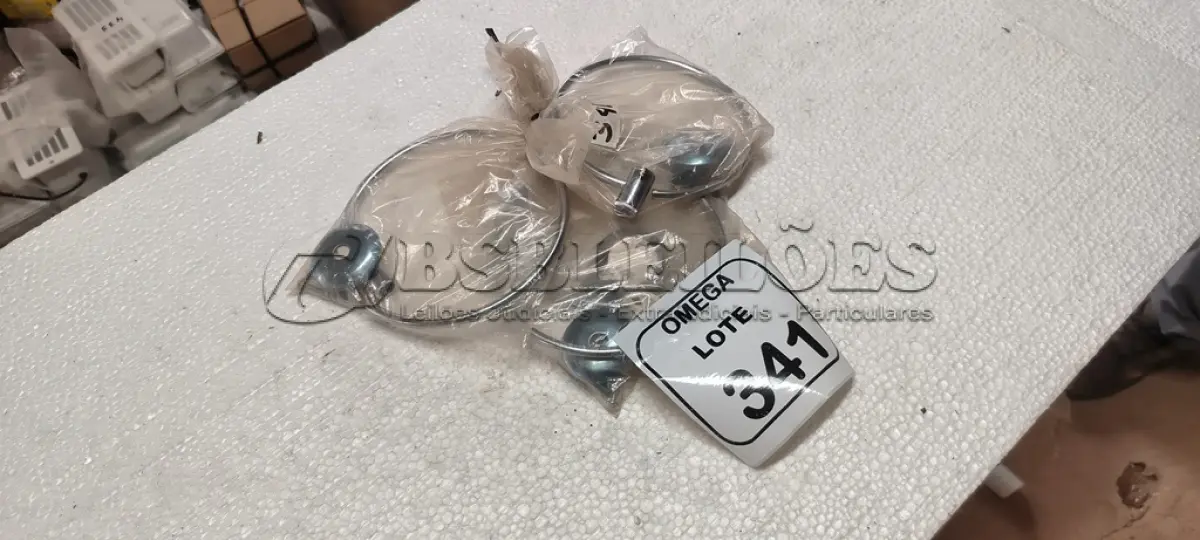 LOTE 341 - 05 PORTA TOALHAS ARGOLA DE ROSTO EM AÇO INOX. . (NO ESTADO EM QUE SE ENCONTRA. SUJEITO A AVARIAS OCULTAS/VISÍVEIS.)