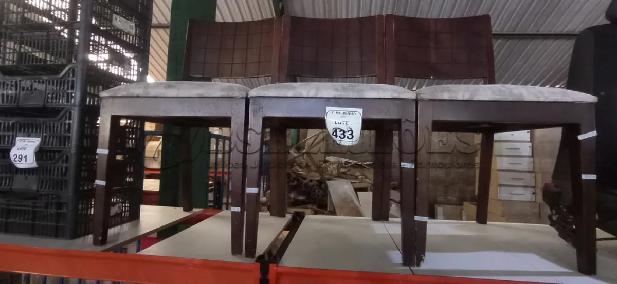 LOTE 433 - 03 CADEIRAS EM MADEIRA E ASSENTO ALMOFADADO. (NO ESTADO) ATENÇÃO! FAZER A VISITAÇÃO ANTES DE ARREMATAR, NÃO SABEMOS SE FUNCIONA, LEILÃO NÃO TEM GARANTIA E NEM DEVOLUÇÃO, SUJEITO A POSSÍVEIS AVARIAS VISÍVEIS/OCULTAS E/OU AUSÊNCIA DE COMPONENTES.
