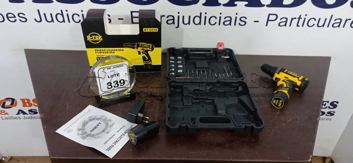 LOTE 339 - 01 PARAFUSADEIRA COM 02 BATERIAS 12V COM MALETA E ACESSÓRIOS (NOVO). (NO ESTADO) ATENÇÃO! FAZER A VISITAÇÃO ANTES DE ARREMATAR, NÃO SABEMOS SE FUNCIONA, LEILÃO NÃO TEM GARANTIA E NEM DEVOLUÇÃO, SUJEITO A POSSÍVEIS AVARIAS VISÍVEIS/OCULTAS E/OU AUSÊNCIA DE COMPONENTES.