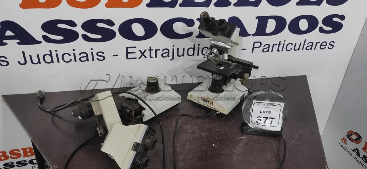 LOTE 377 - 02 MICROSCÓPIOS. (NO ESTADO) ATENÇÃO! FAZER A VISITAÇÃO ANTES DE ARREMATAR, NÃO SABEMOS SE FUNCIONA, LEILÃO NÃO TEM GARANTIA E NEM DEVOLUÇÃO, SUJEITO A POSSÍVEIS AVARIAS VISÍVEIS/OCULTAS E/OU AUSÊNCIA DE COMPONENTES.