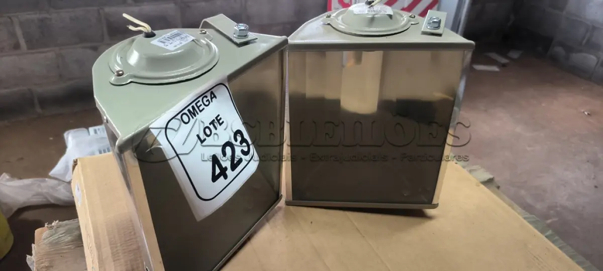LOTE 423 - 02 PROJETORES/REFLETORES PARA LONGO ALCANCE - ÁREAS EXTERNAS. (NO ESTADO EM QUE SE ENCONTRA. SUJEITO A AVARIAS OCULTAS/VISÍVEIS.)