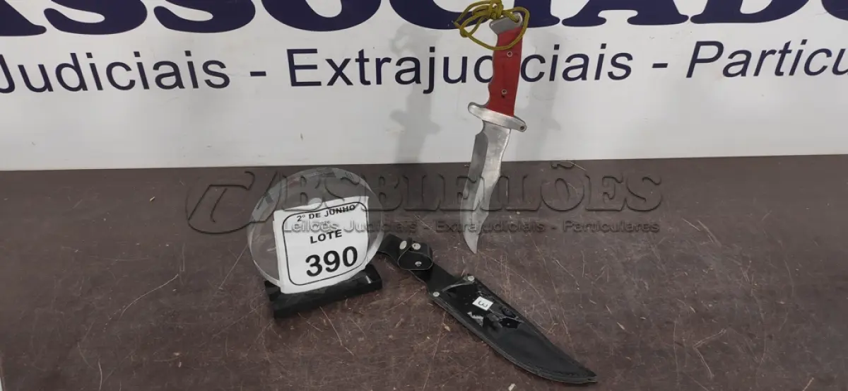 LOTE 390 - 01 FACA TÁTICA FULL TANG 30CM COM FIEL NO GOMO CABO DE MADEIRA E BAINHA EM COURO SINTÉTICO. (NO ESTADO) ATENÇÃO! FAZER A VISITAÇÃO ANTES DE ARREMATAR, NÃO SABEMOS SE FUNCIONA, LEILÃO NÃO TEM GARANTIA E NEM DEVOLUÇÃO, SUJEITO A POSSÍVEIS AVARIAS VISÍVEIS/OCULTAS E/OU AUSÊNCIA DE COMPONENTES.