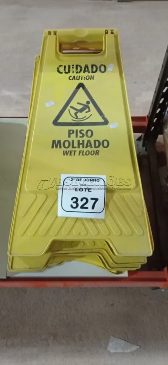 LOTE 327 - 10 PLACAS DE AVISO PARA PISOS MOLHADOS. (NO ESTADO) ATENÇÃO! FAZER A VISITAÇÃO ANTES DE ARREMATAR, NÃO SABEMOS SE FUNCIONA, LEILÃO NÃO TEM GARANTIA E NEM DEVOLUÇÃO, SUJEITO A POSSÍVEIS AVARIAS VISÍVEIS/OCULTAS E/OU AUSÊNCIA DE COMPONENTES.