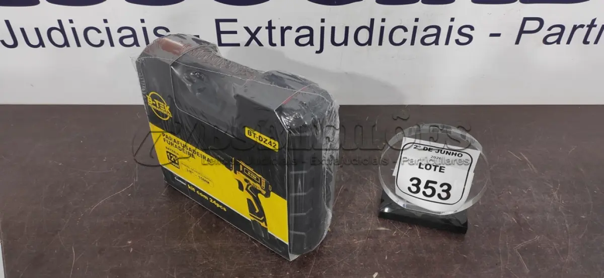 LOTE 353 - 01 PARAFUSADEIRA COM 02 BATERIAS 12V COM MALETA E ACESSÓRIOS (NOVO). (NO ESTADO) ATENÇÃO! FAZER A VISITAÇÃO ANTES DE ARREMATAR, NÃO SABEMOS SE FUNCIONA, LEILÃO NÃO TEM GARANTIA E NEM DEVOLUÇÃO, SUJEITO A POSSÍVEIS AVARIAS VISÍVEIS/OCULTAS E/OU AUSÊNCIA DE COMPONENTES.
