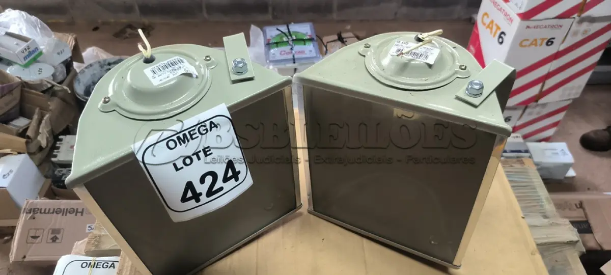 LOTE 424 - 02 PROJETORES/REFLETORES PARA LONGO ALCANCE - ÁREAS EXTERNAS. (NO ESTADO EM QUE SE ENCONTRA. SUJEITO A AVARIAS OCULTAS/VISÍVEIS.)