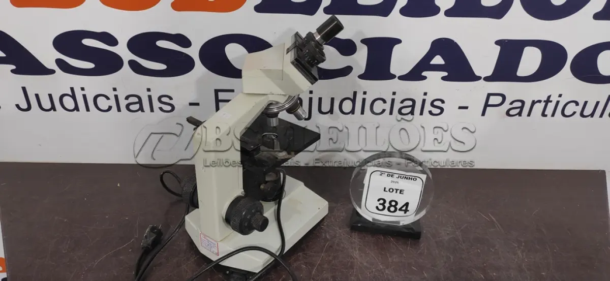 LOTE 384 - 01 MICROSCÓPIO. (NO ESTADO) ATENÇÃO! FAZER A VISITAÇÃO ANTES DE ARREMATAR, NÃO SABEMOS SE FUNCIONA, LEILÃO NÃO TEM GARANTIA E NEM DEVOLUÇÃO, SUJEITO A POSSÍVEIS AVARIAS VISÍVEIS/OCULTAS E/OU AUSÊNCIA DE COMPONENTES.
