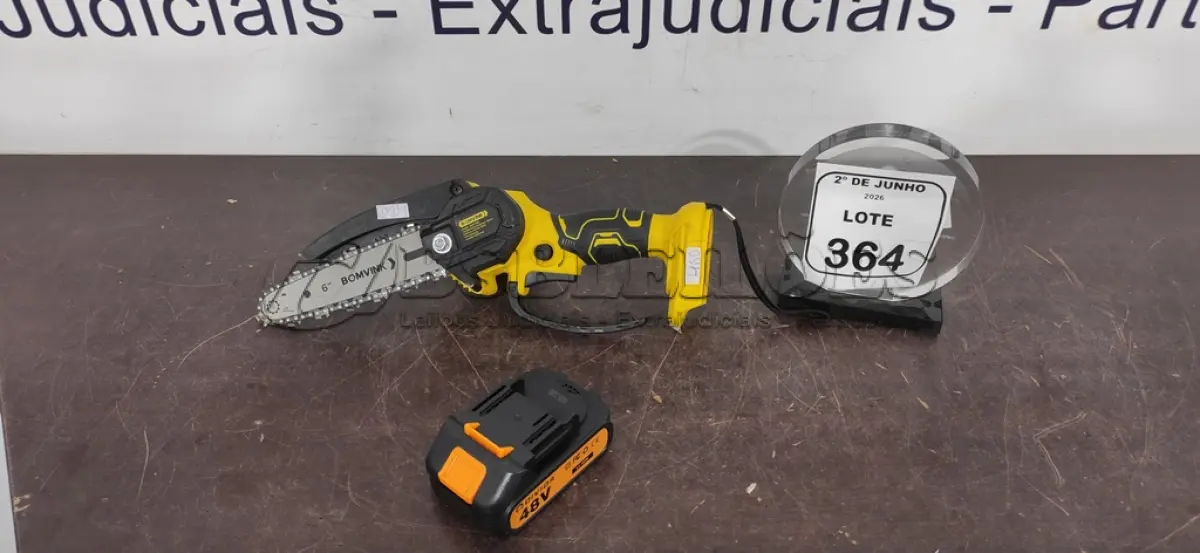 LOTE 364 - 01 MINI SERRA ELÉTRICA MARCA BOMVINK. (NO ESTADO) ATENÇÃO! FAZER A VISITAÇÃO ANTES DE ARREMATAR, NÃO SABEMOS SE FUNCIONA, LEILÃO NÃO TEM GARANTIA E NEM DEVOLUÇÃO, SUJEITO A POSSÍVEIS AVARIAS VISÍVEIS/OCULTAS E/OU AUSÊNCIA DE COMPONENTES.