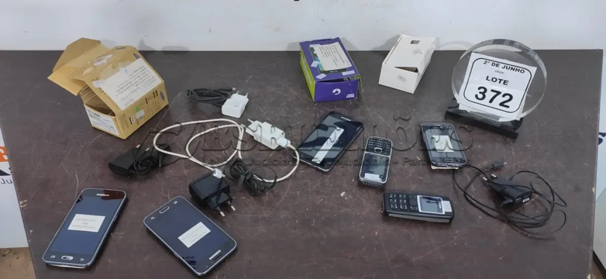 LOTE 372 - 06 CELULARES DE MARCAS E MODELOS DIVERSOS COM 05 CARREGADOR. (NO ESTADO) ATENÇÃO! FAZER A VISITAÇÃO ANTES DE ARREMATAR, NÃO SABEMOS SE FUNCIONA, LEILÃO NÃO TEM GARANTIA E NEM DEVOLUÇÃO, SUJEITO A POSSÍVEIS AVARIAS VISÍVEIS/OCULTAS E/OU AUSÊNCIA DE COMPONENTES.