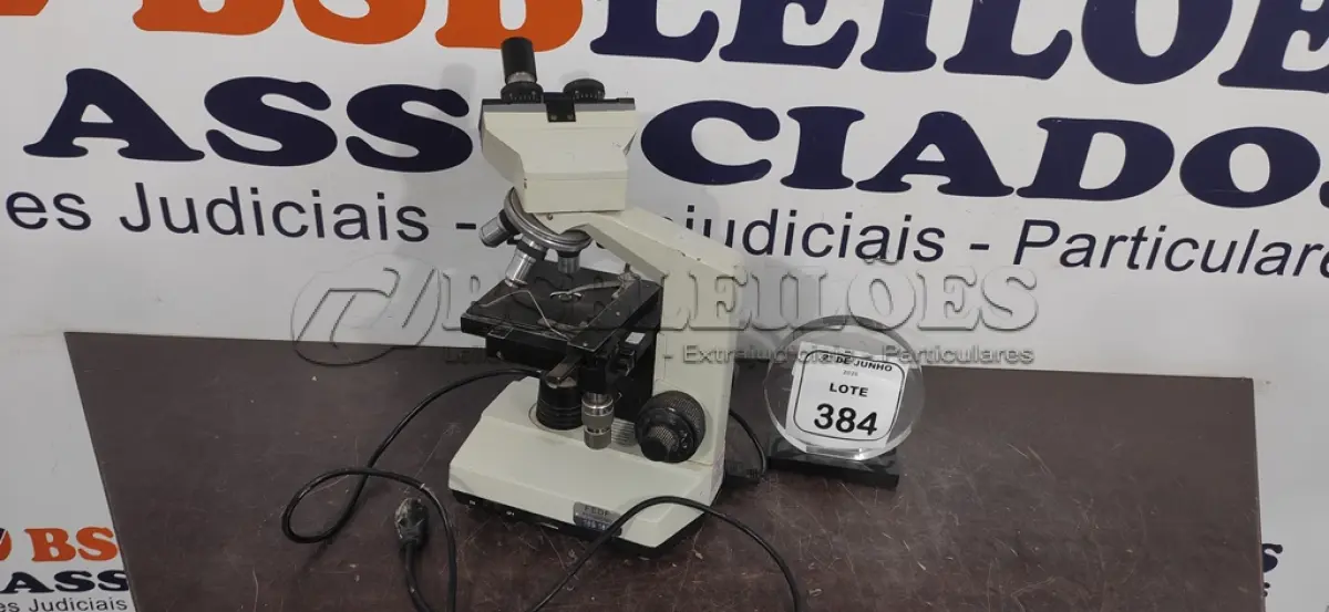 LOTE 384 - 01 MICROSCÓPIO. (NO ESTADO) ATENÇÃO! FAZER A VISITAÇÃO ANTES DE ARREMATAR, NÃO SABEMOS SE FUNCIONA, LEILÃO NÃO TEM GARANTIA E NEM DEVOLUÇÃO, SUJEITO A POSSÍVEIS AVARIAS VISÍVEIS/OCULTAS E/OU AUSÊNCIA DE COMPONENTES.