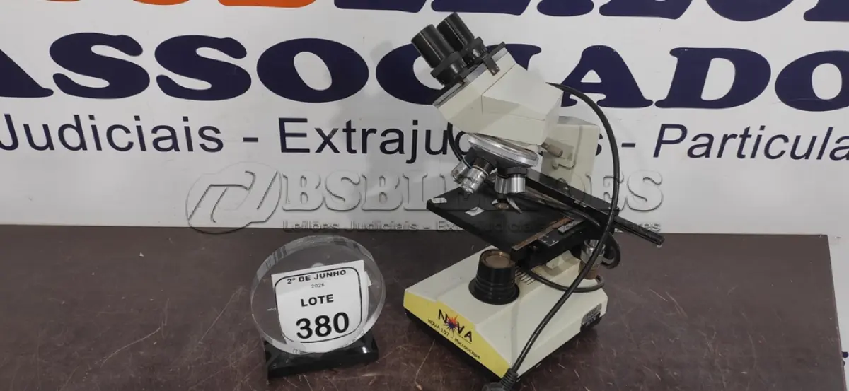 LOTE 380 - 01 MICROSCÓPIO. (NO ESTADO) ATENÇÃO! FAZER A VISITAÇÃO ANTES DE ARREMATAR, NÃO SABEMOS SE FUNCIONA, LEILÃO NÃO TEM GARANTIA E NEM DEVOLUÇÃO, SUJEITO A POSSÍVEIS AVARIAS VISÍVEIS/OCULTAS E/OU AUSÊNCIA DE COMPONENTES.