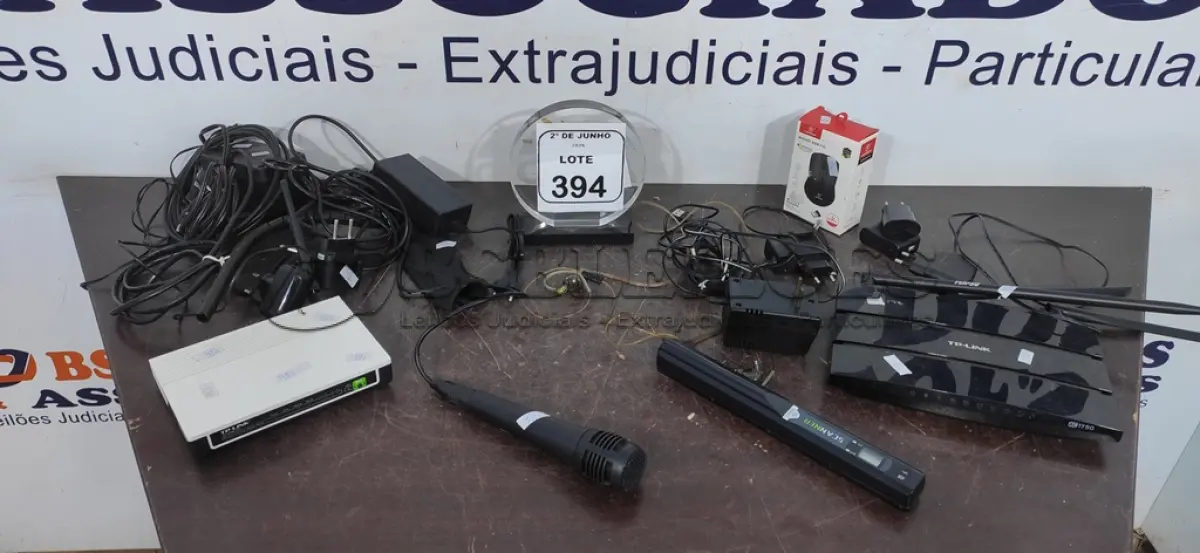 LOTE 394 - 02 ROTEADORES, 01 MOUSE SEM FIO, 01 SCANNER PORTÁTIL, 01MICROFONE MARCA INOVOX COM CABO E VÁRIOS CARREGADORES E FONTES DIVERSOS. (NO ESTADO) ATENÇÃO! FAZER A VISITAÇÃO ANTES DE ARREMATAR, NÃO SABEMOS SE FUNCIONA, LEILÃO NÃO TEM GARANTIA E NEM DEVOLUÇÃO, SUJEITO A POSSÍVEIS AVARIAS VISÍVEIS/OCULTAS E/OU AUSÊNCIA DE COMPONENTES.
