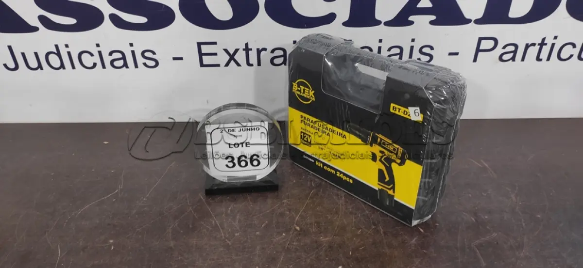 LOTE 366 - 01 PARAFUSADEIRA COM 02 BATERIAS 12V COM MALETA E ACESSÓRIOS (NOVO). (NO ESTADO) ATENÇÃO! FAZER A VISITAÇÃO ANTES DE ARREMATAR, NÃO SABEMOS SE FUNCIONA, LEILÃO NÃO TEM GARANTIA E NEM DEVOLUÇÃO, SUJEITO A POSSÍVEIS AVARIAS VISÍVEIS/OCULTAS E/OU AUSÊNCIA DE COMPONENTES.