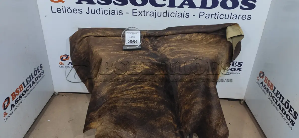 LOTE 398 - 01 TAPETE DE COURO LEGITIMO 225X185CM. (NO ESTADO) ATENÇÃO! FAZER A VISITAÇÃO ANTES DE ARREMATAR, NÃO SABEMOS SE FUNCIONA, LEILÃO NÃO TEM GARANTIA E NEM DEVOLUÇÃO, SUJEITO A POSSÍVEIS AVARIAS VISÍVEIS/OCULTAS E/OU AUSÊNCIA DE COMPONENTES.