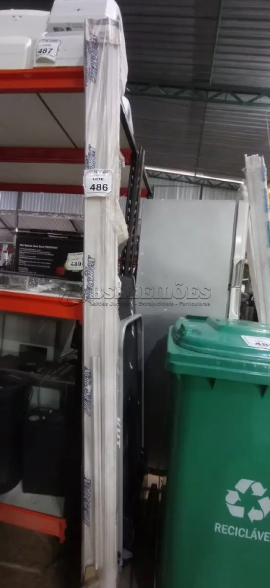 LOTE 486 - 01 PORTA SANFONADA PVC DE 0,86X2,10 NA COR BRANCA MARCA PLASTILIT. (NO ESTADO) ATENÇÃO! FAZER A VISITAÇÃO ANTES DE ARREMATAR, NÃO SABEMOS SE FUNCIONA, LEILÃO NÃO TEM GARANTIA E NEM DEVOLUÇÃO, SUJEITO A POSSÍVEIS AVARIAS VISÍVEIS/OCULTAS E/OU AUSÊNCIA DE COMPONENTES.
