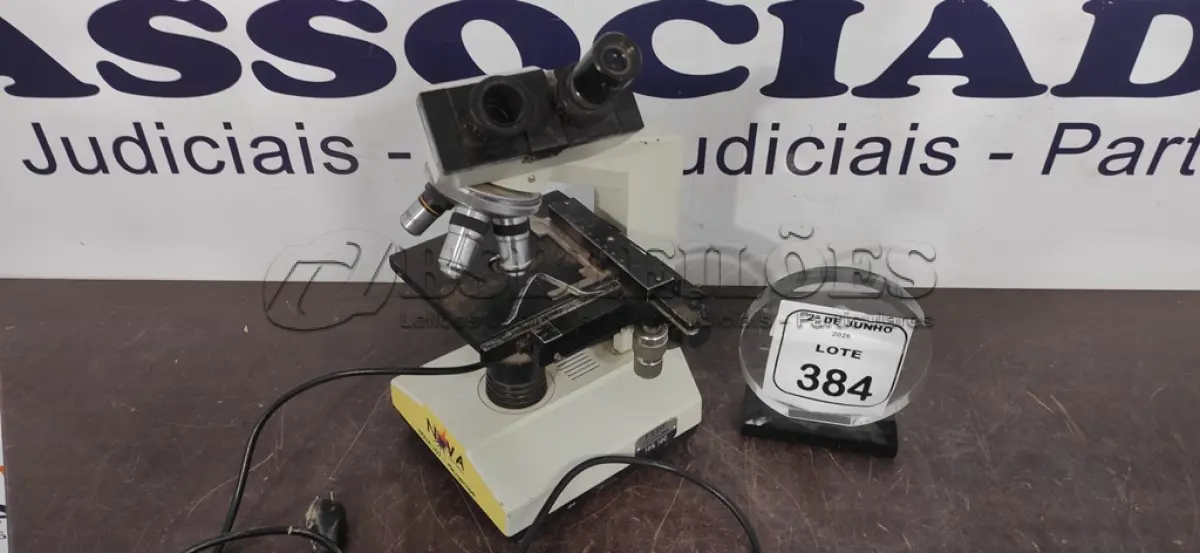 LOTE 384 - 01 MICROSCÓPIO. (NO ESTADO) ATENÇÃO! FAZER A VISITAÇÃO ANTES DE ARREMATAR, NÃO SABEMOS SE FUNCIONA, LEILÃO NÃO TEM GARANTIA E NEM DEVOLUÇÃO, SUJEITO A POSSÍVEIS AVARIAS VISÍVEIS/OCULTAS E/OU AUSÊNCIA DE COMPONENTES.