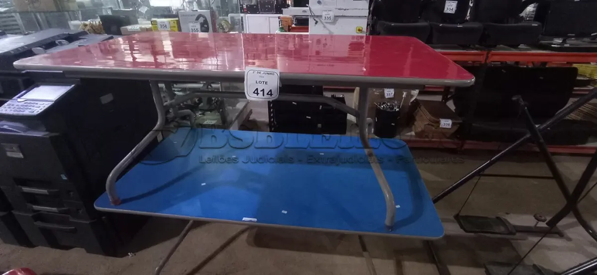 LOTE 414 - 02 MESAS ESCOLARES NAS CORES VERMELHA E AZUL. (NO ESTADO) ATENÇÃO! FAZER A VISITAÇÃO ANTES DE ARREMATAR, NÃO SABEMOS SE FUNCIONA, LEILÃO NÃO TEM GARANTIA E NEM DEVOLUÇÃO, SUJEITO A POSSÍVEIS AVARIAS VISÍVEIS/OCULTAS E/OU AUSÊNCIA DE COMPONENTES.