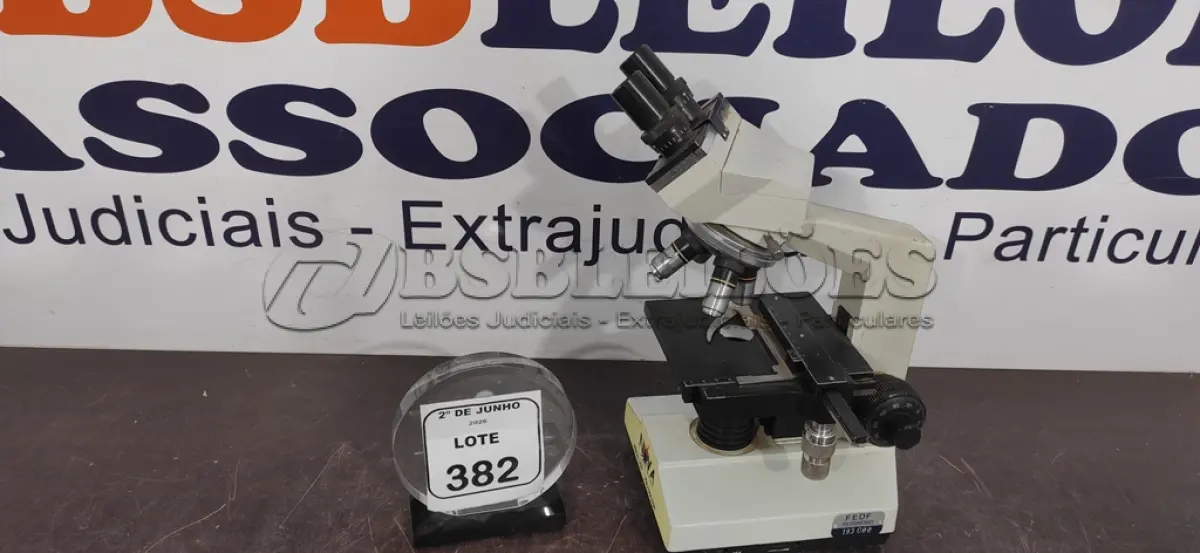 LOTE 382 - 01 MICROSCÓPIO. (NO ESTADO) ATENÇÃO! FAZER A VISITAÇÃO ANTES DE ARREMATAR, NÃO SABEMOS SE FUNCIONA, LEILÃO NÃO TEM GARANTIA E NEM DEVOLUÇÃO, SUJEITO A POSSÍVEIS AVARIAS VISÍVEIS/OCULTAS E/OU AUSÊNCIA DE COMPONENTES.